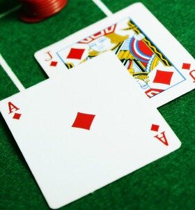 Блэкджек является лишь названием очень популярной карточной игры