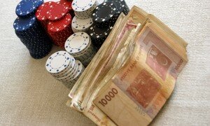 poker bankroll 300x180 Управление деньгами: наземные казино против онлайн казино